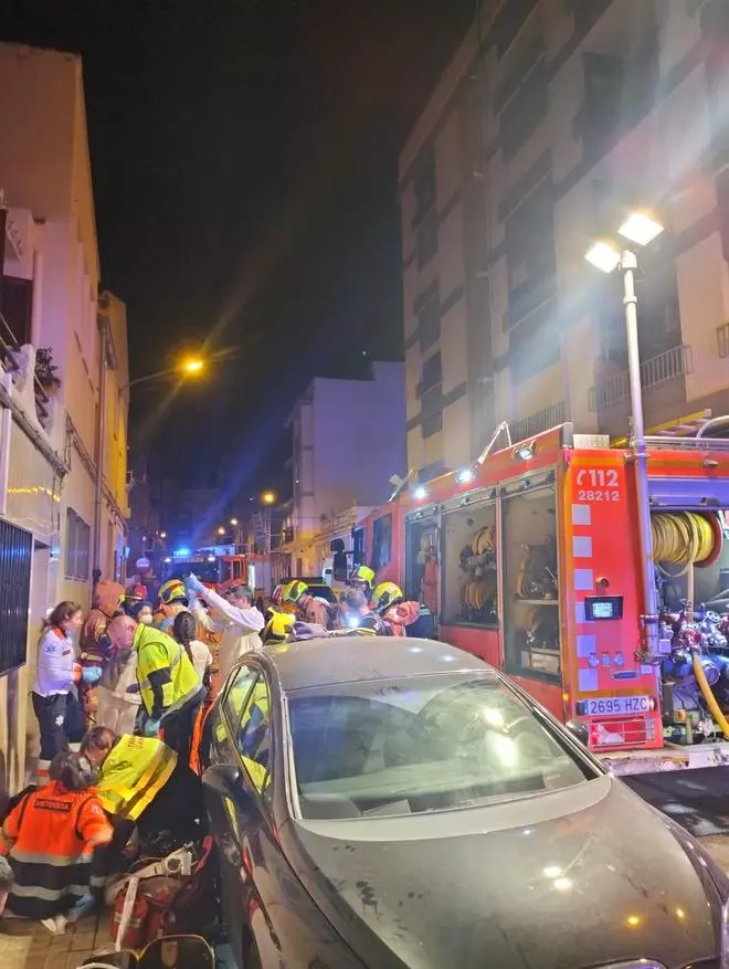 Resucitan a una madre y a su hijo en parada respiratoria en un incendio en Burjassot