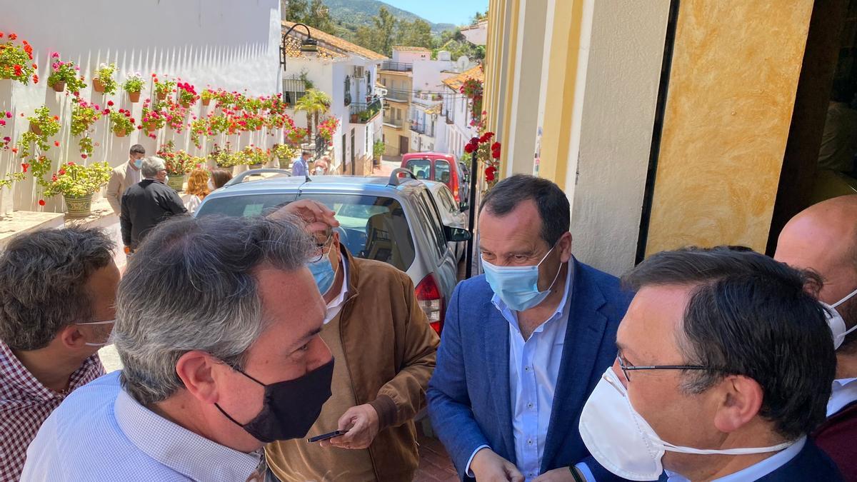 José Luis Ruiz Espejo y Juan Espadas dialogan en un acto en la provincia de Málaga acompañados por Miguel Ángel Heredia.