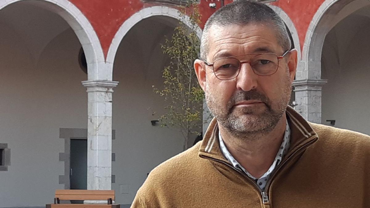 Salvi Güell. alcalde de Castelló d’Empúries, a la nova plaça del Pati del Palau dels Comtes