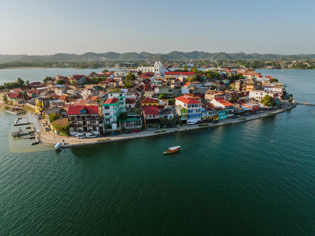 La Isla de Flores (Petén) es un pintoresco pueblo colonial guatemalteco situado sobre el lago Petén Itzá. Destaca por sus calles empedradas, sus coloridas casas de estilo pastel y su rica historia como último refugio maya.