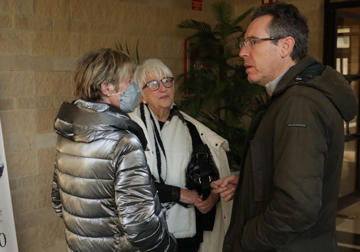 Por la izquierda, María Isabel Garciablanco; la viuda, María Teresa Heras, y el exconcejal de Foro Fernando Couto, ayer, en el tanatorio de Cabueñes. | Juan Plaza