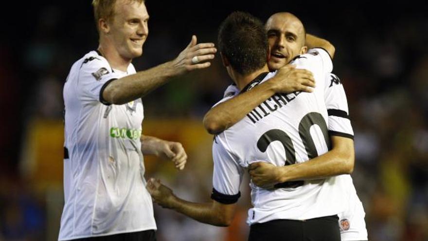Mathieu y Bruno, dos de los nuevos fichajes, felicitan a Míchel, autor del primer gol valencianista anoche.