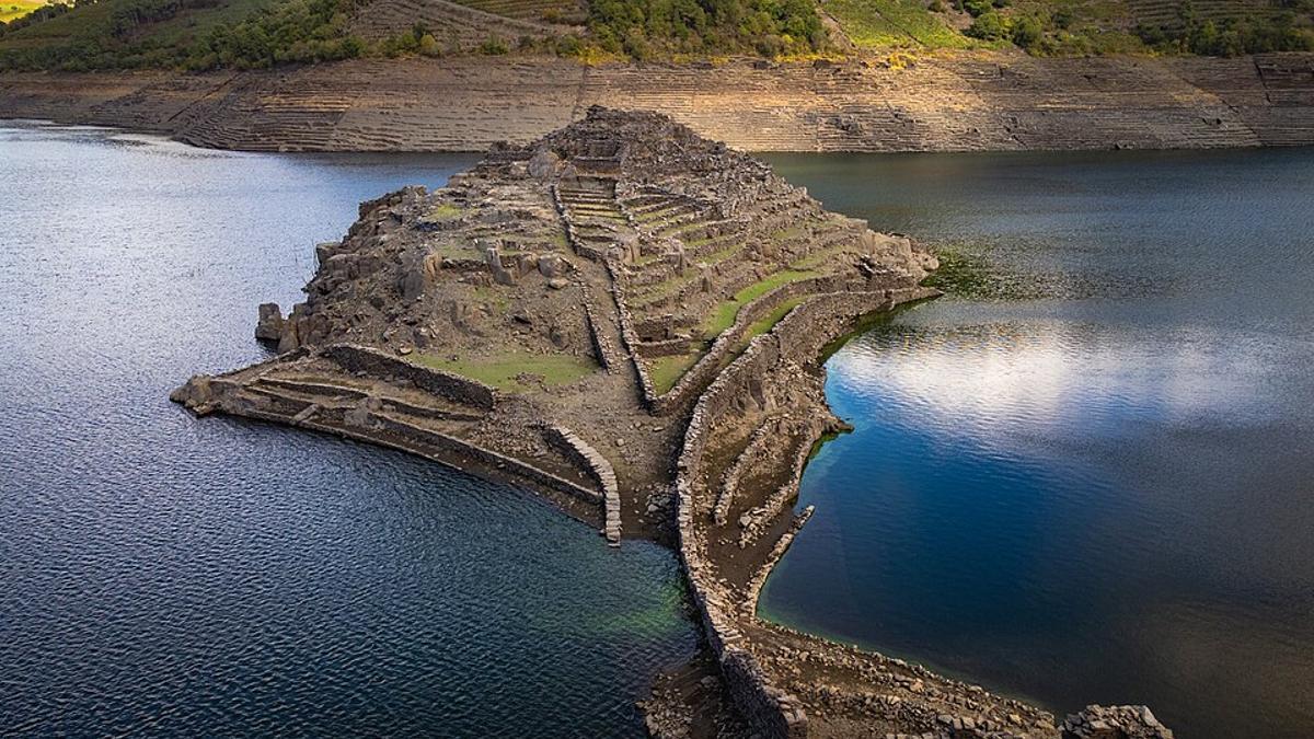 Castro Candaz, el desconocido castro que solo puede visitarse cuando baja el nivel del agua