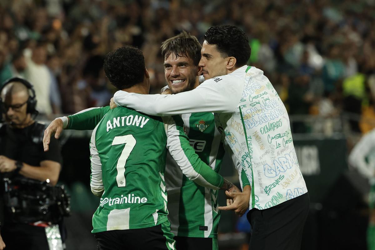 Antony, Lo Celso y Bartra celebran el gol de Bellerín en el descuento del Betis-Madrid de Liga en La Cartuja