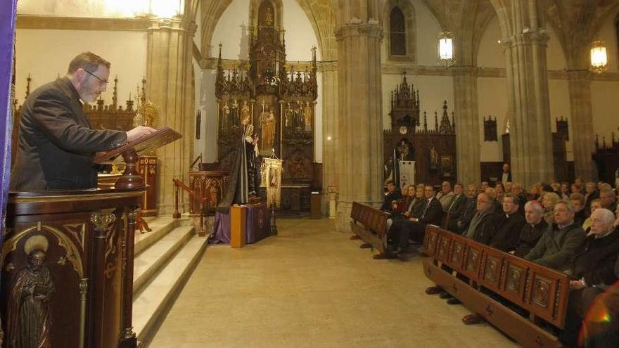 Javier Alonso, durante su pregón, en la iglesia de Santiago El Mayor, con el obispo Quinteiro escuchando en el primer banco. // José Lores