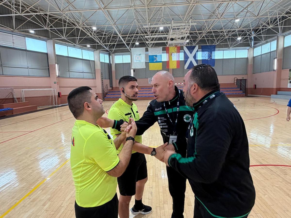 El cuerpo técnico meañés charlando con los árbitros.