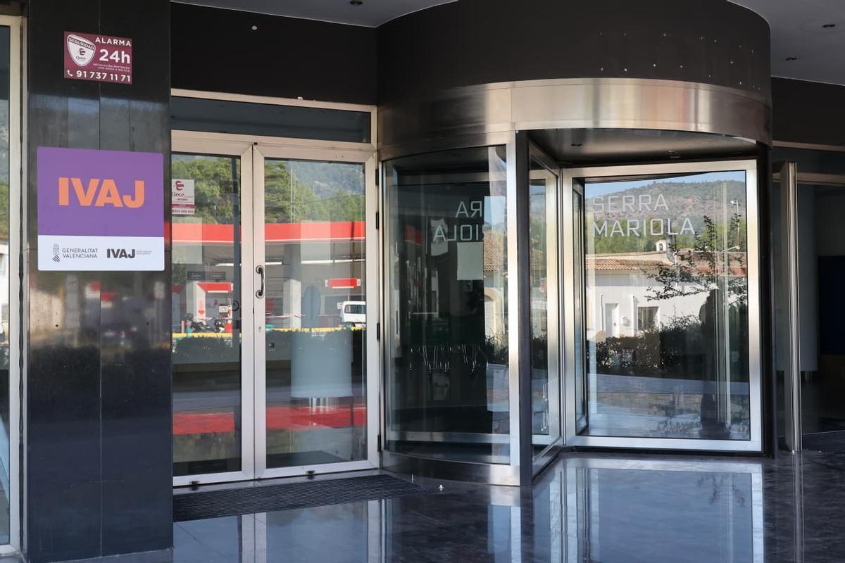 Entrada al albergue Serra Mariola