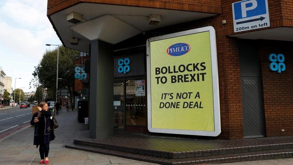 Una mujer pasa al lado de un cartel anti-Brexit en Londres