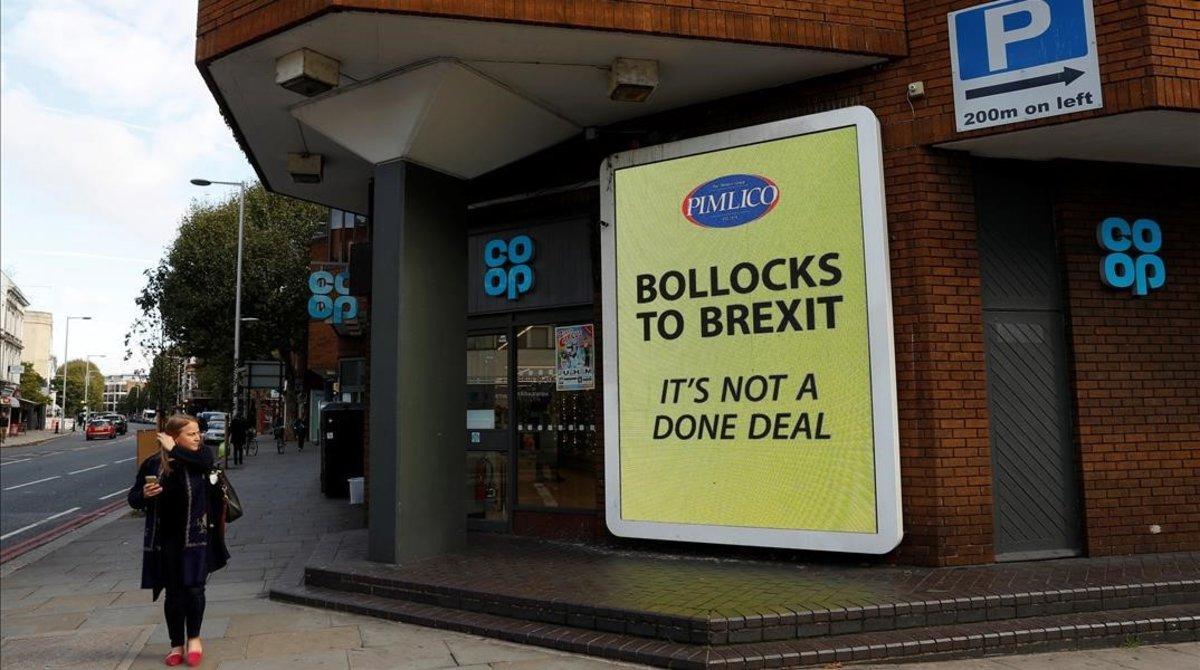 zentauroepp45511814 a woman walks past an anti brexit advertisement paid for by 181019121451 zentauroepp45511814 a woman walks past an anti brexit advertisement paid for by 181019121451