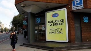 'Hasta los huevos del Brexit' , el cartel de un millonario en las calles de Londres
