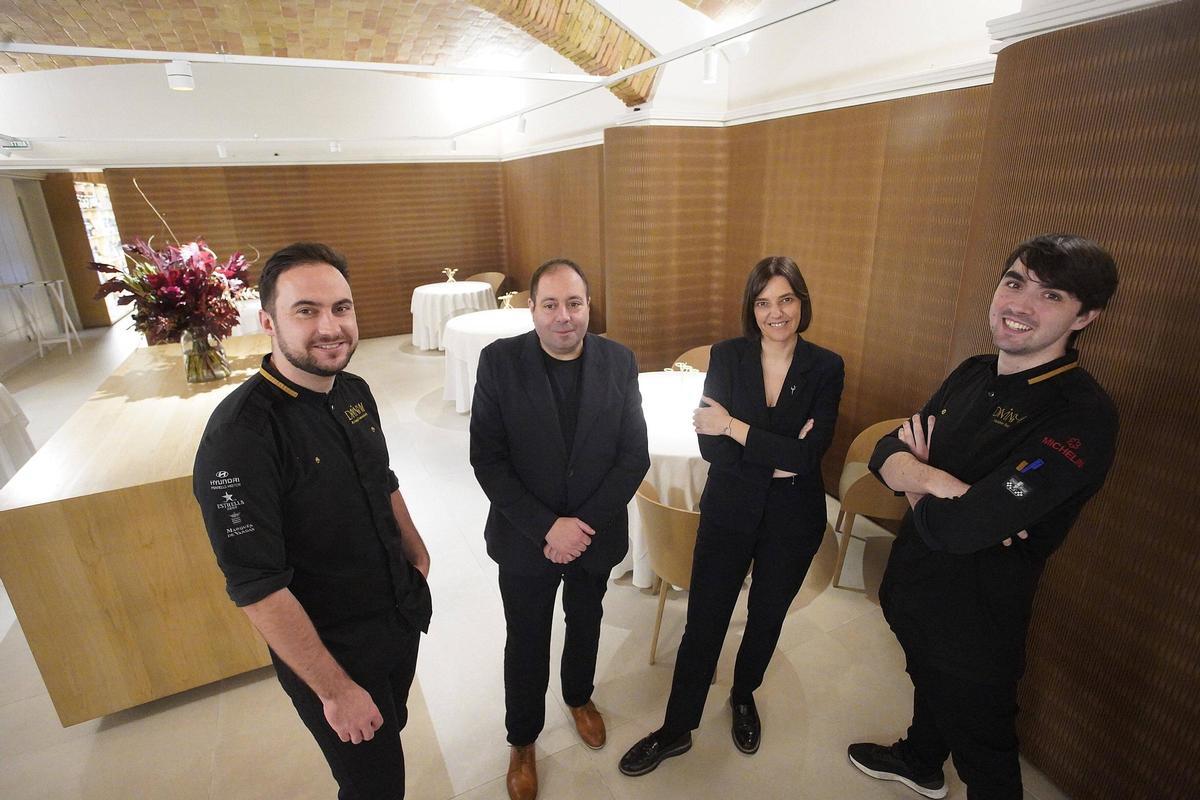 Els dos cuiners, amb els propietaris i responsables de la sala del Divinum, Joan Morillo i Laura Tejero.