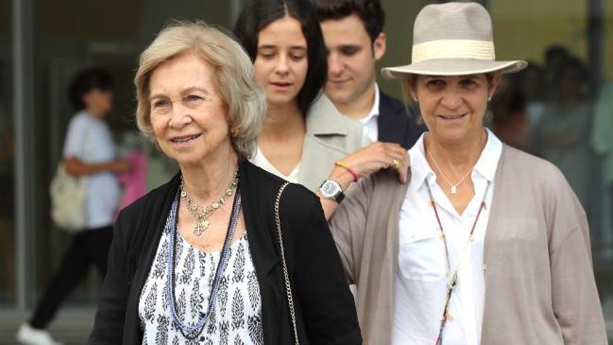 La reina Sofía asegura que don Juan Carlos "está estupendamente"