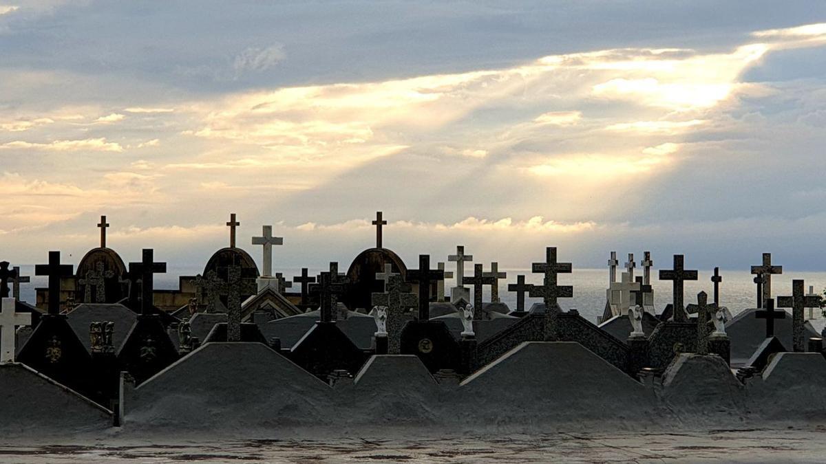 Un mar de cruces. Hoy nos ponemos escatológicos y, si se quiere, transcendentes, con esta bella foto que hizo nuestra fotógrafa Marta G. Brea. En un juego de cruces con fondo oceánico, de luces y sombras, ahí veis el cementerio de Santa María de Oia. Cuando nuestro arquitecto, César Portela, construyó el cementerio de Fisterra, quiso ofrecer a los muertos el descanso que se merecen en un lugar sublime en el que la arquitectura fuera capaz de fundirse positivamente con la naturaleza, la tierra, el mar y el cielo. En Santa María de Oia, junto al monasterio que fue cárcel de guerra, no hizo falta el diseño de un arquitecto. Ya tenía esa paz marina para los suyos.