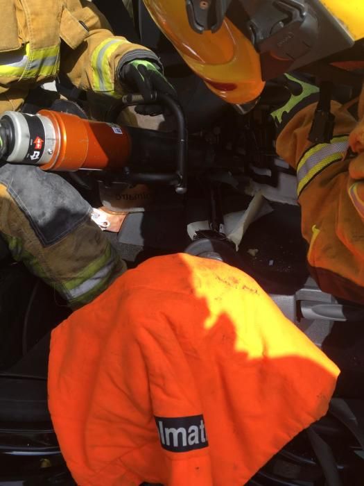 Rescatan a dos personas tras un accidente en Mil Palmeras