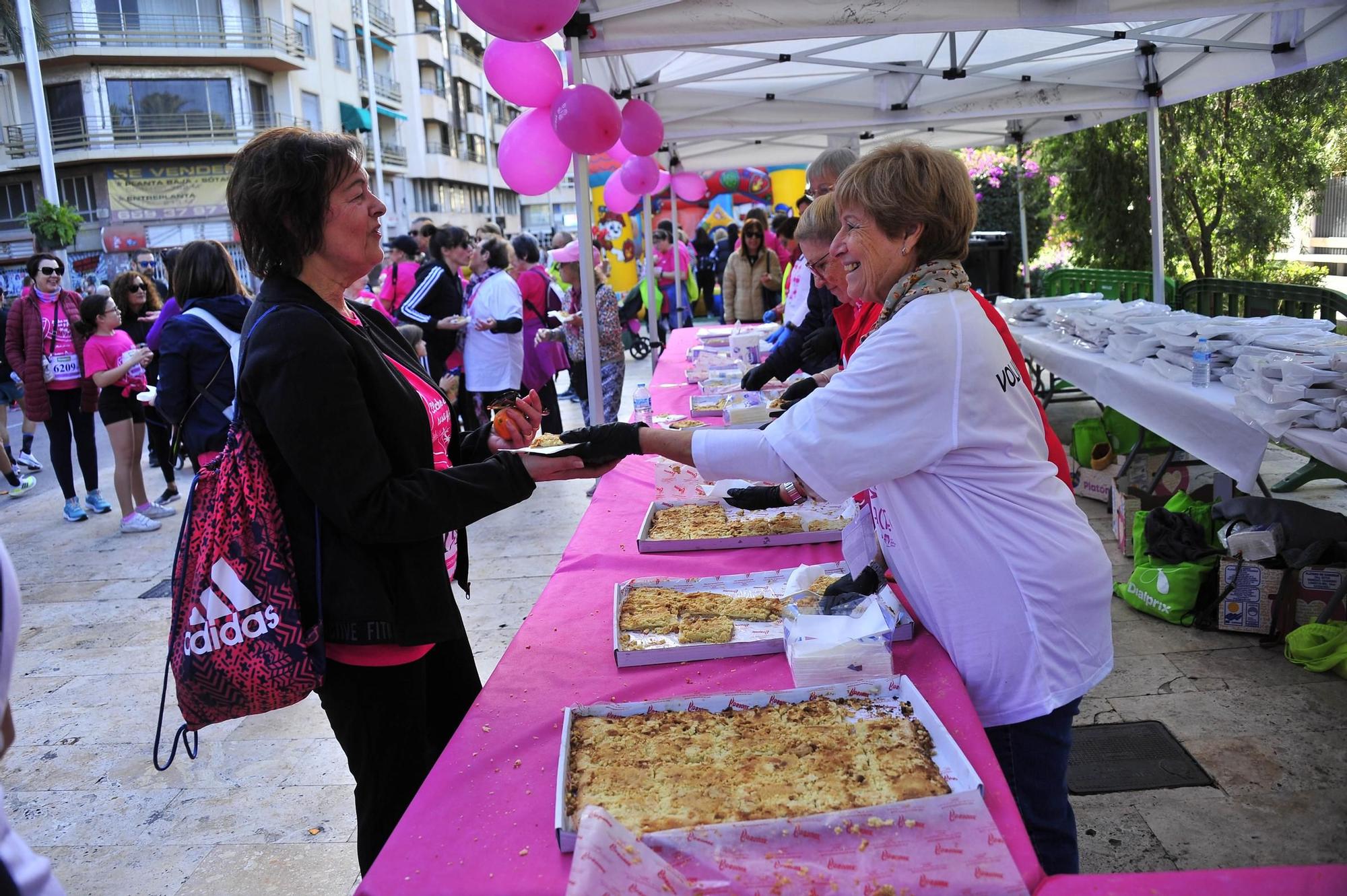 Una marea rosa imparable contra el cáncer de mama en Elche