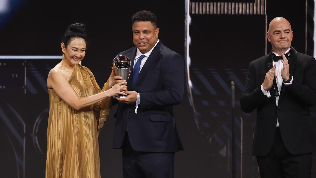 Homenaje a Pelé. El exfutbolista brasileño Ronaldo entrega un premio a Marcia Aoki, viuda de Pelé, durante la ceremonia The Best FIFA Football Awards 2022 en París.