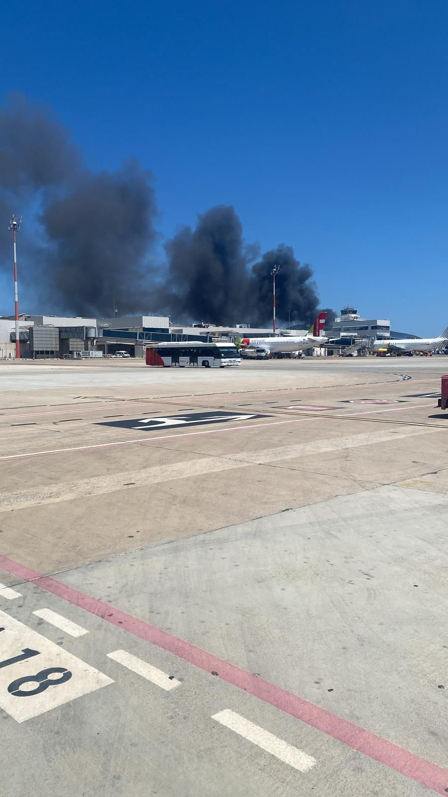 Alarma por un incendio en una nave cercana al aeropuerto de Ibiza