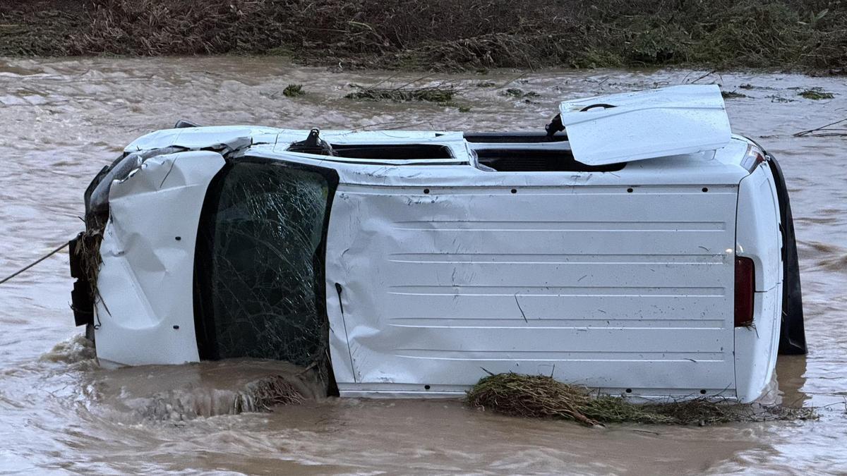 La furgoneta arrossegada al riu Mogent, a Llinars del Vallès.