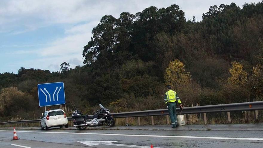 La moto siniestrada, ayer, en el arcén de la &quot;Y&quot;.