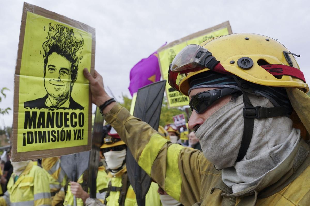 La protesta por los incendios frente a las Cortes de Castilla y León. La protesta por los incendios frente a las Cortes de Castilla y León.