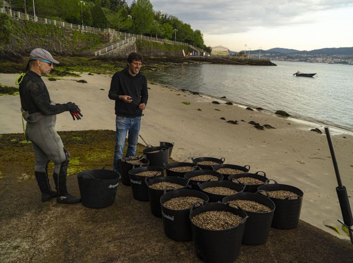 Parte del equipo de la Cofradía de Pescadores «San Francisco», minutos antes de plantar la almeja. | Manuel E. Garci (UMO-CSIC)