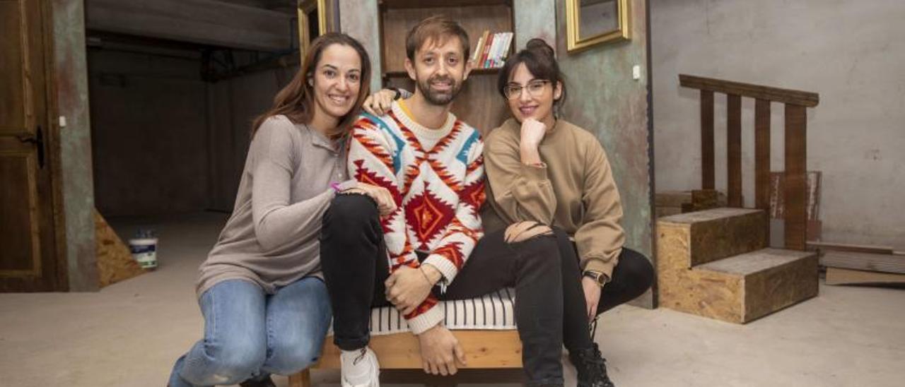 Adriana de Robles, Carlos Díaz y Romina Colotto, posan en uno de los escenarios creados para este musical.