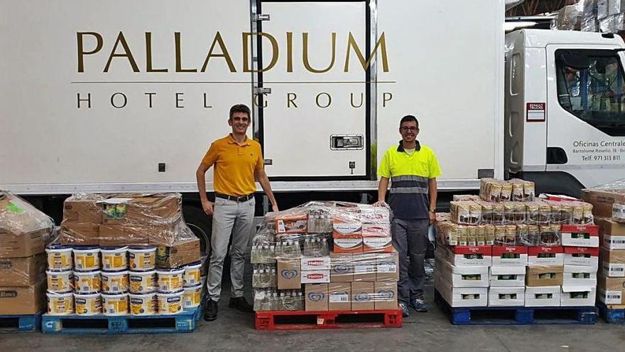 Entrega de los alimentos donados a Cáritas por la Fundación y Palladium.