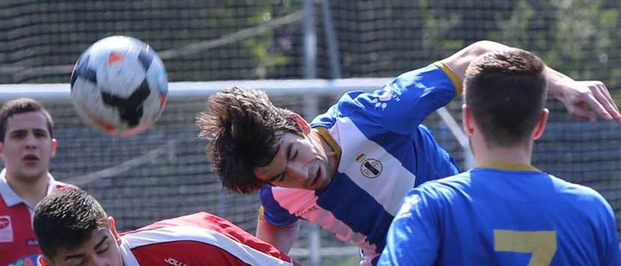 Una acción del Avilés B-Bosco disputado en La Toba.