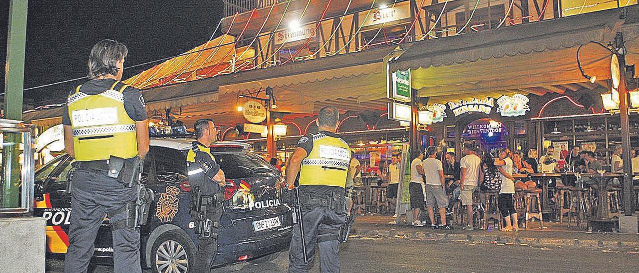 Imagen de archivo de la vigilancia policial en la ‘Calle de la Cerveza’.