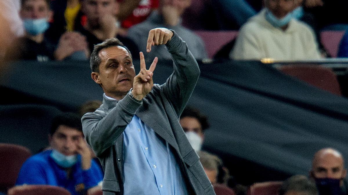 Sergi Barjuan da instrucciones a sus jugadores durante el Barça-Alavés en el Camp Nou.