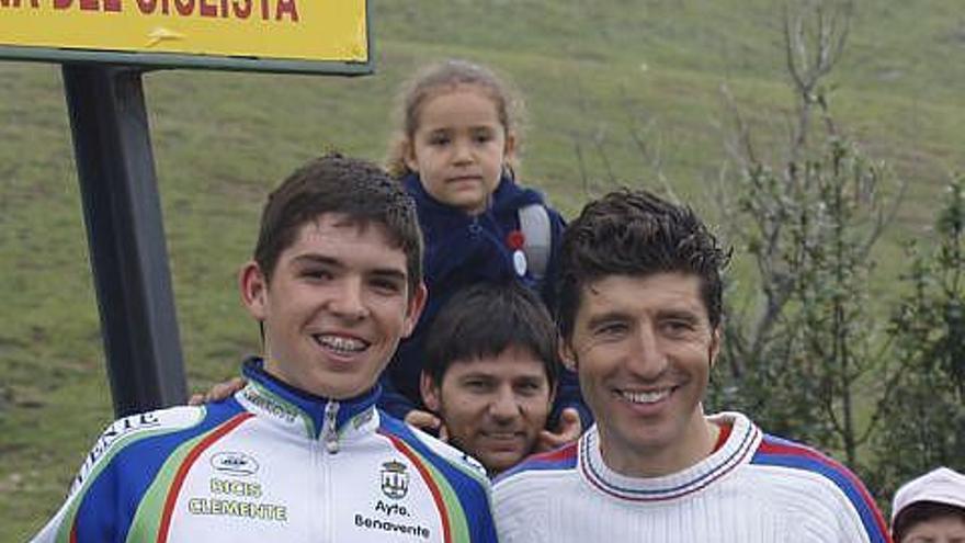 Miguel Ángel Benito, junto al ciclista profesional Chechu Rubiera.