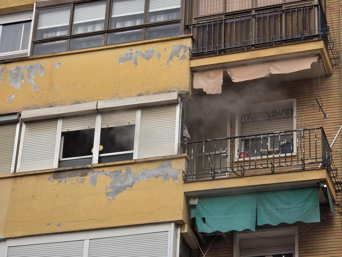 El humo sale por una de las ventanas de la vivienda.