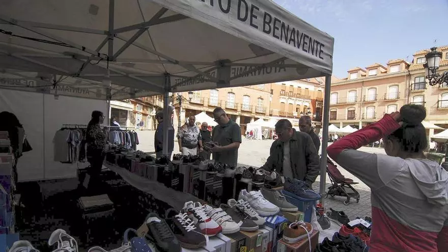 VIDEO | Arranca la Feria del Stock en Benavente: 12 puestos y 48 horas de gangas