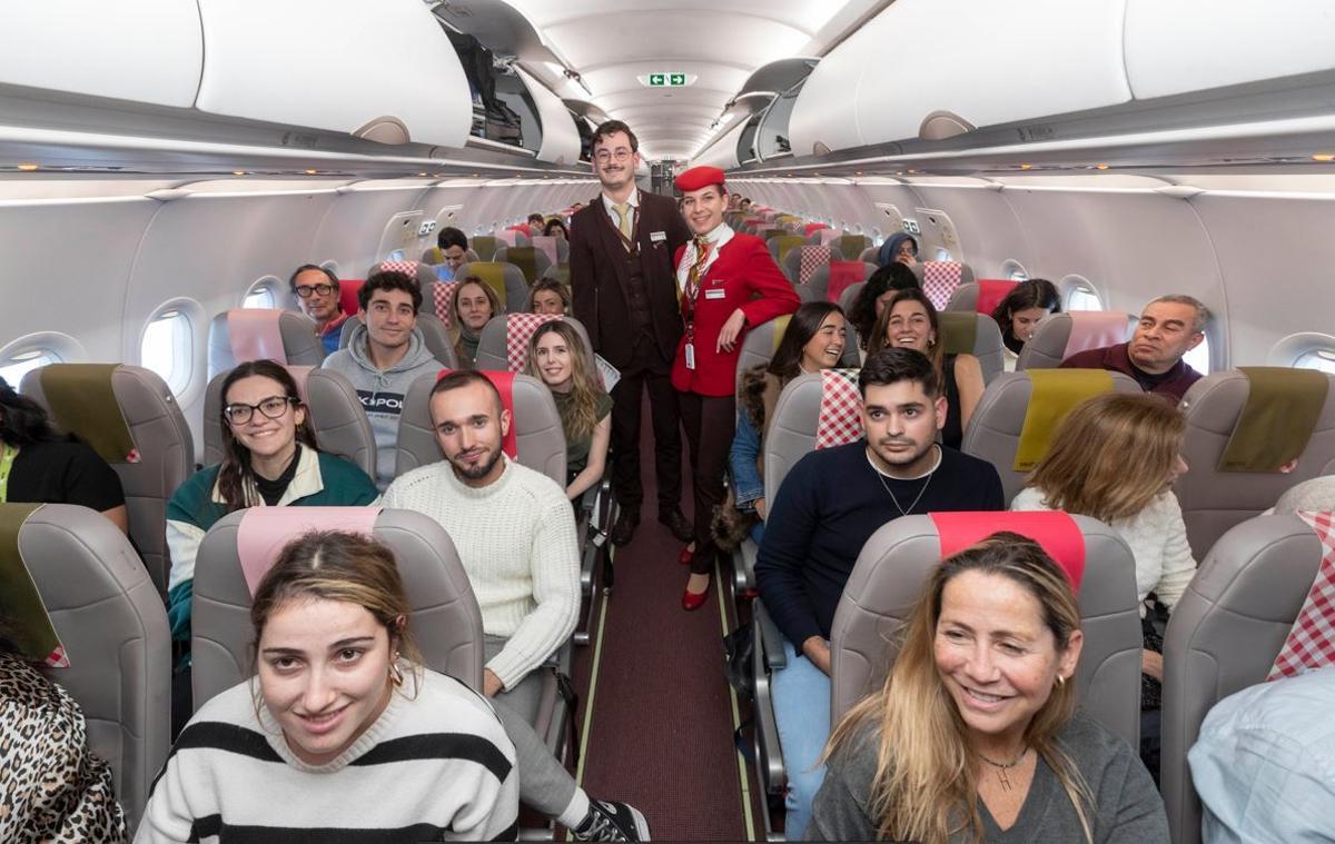 Auxiliares de vuelo y pasajeros en el primer avión que ha hecho la ruta de Madrid a Corvera.