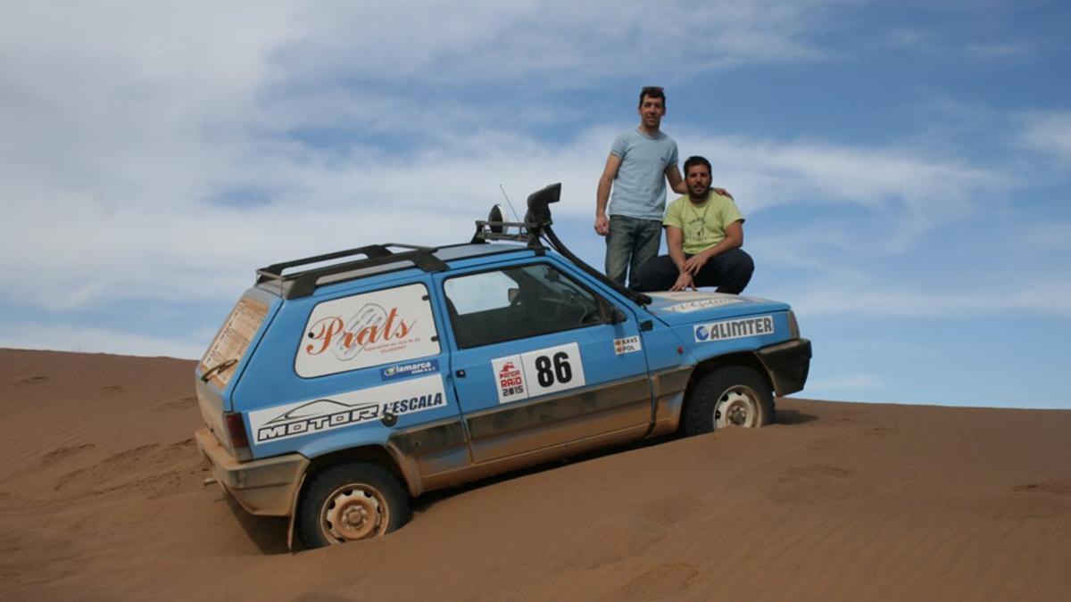 Xavi García y Pol Morral en una duna de la Panda Raid