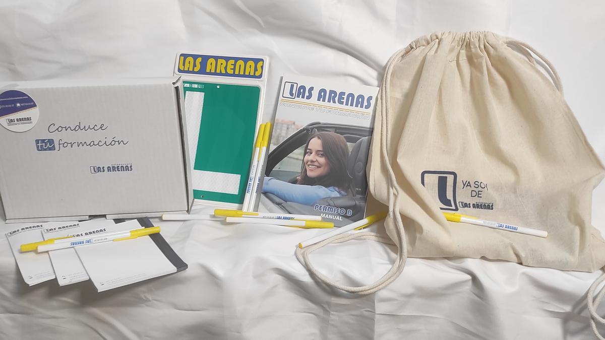 Pack de bienvenida al nuevo alumno en Autoescuela Las Arenas, con bolsa de materiales reciclados, manual del permiso b, libreta, bolígrafo y L de novel.