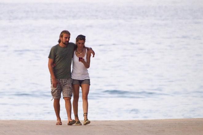 Raquel Sánchez Silva y Mario Biondo paseando por la playa