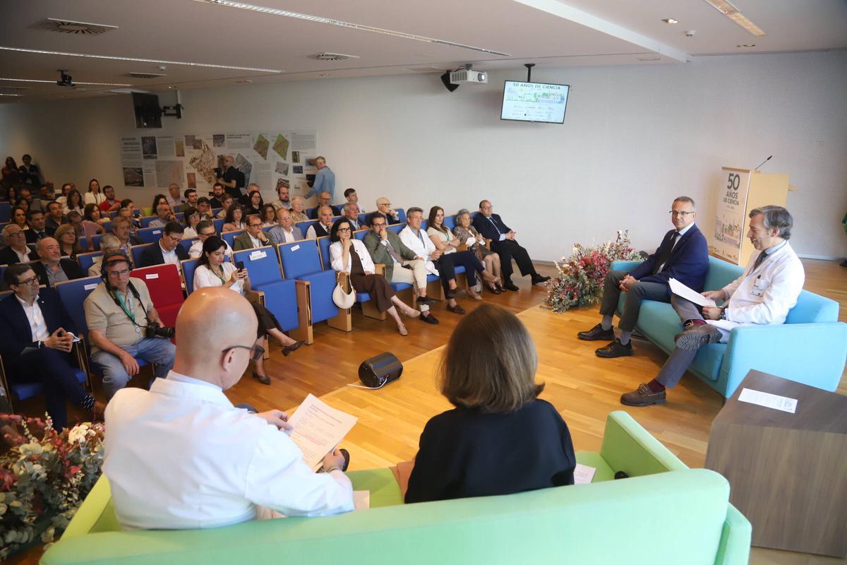 El director del Imibic, Pablo Pérez, durante su intervención, junto al vicerrector de Salud, Manuel Rich, y a la izquierda, el gerente del hospital Reina Sofía, Francisco Triviño, y la delegada de Salud en funciones, María Jesús Botella.