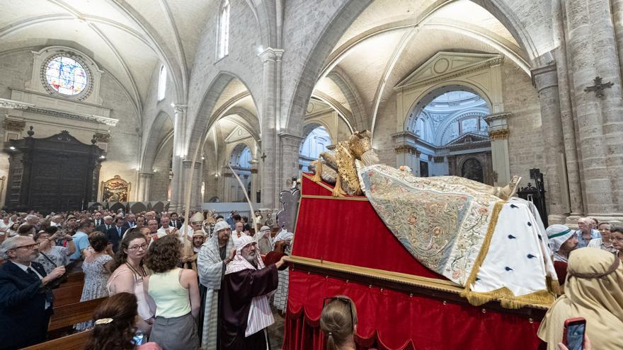 Los 12 apóstoles acompañan a la Virgen en la procesión más antigua de València