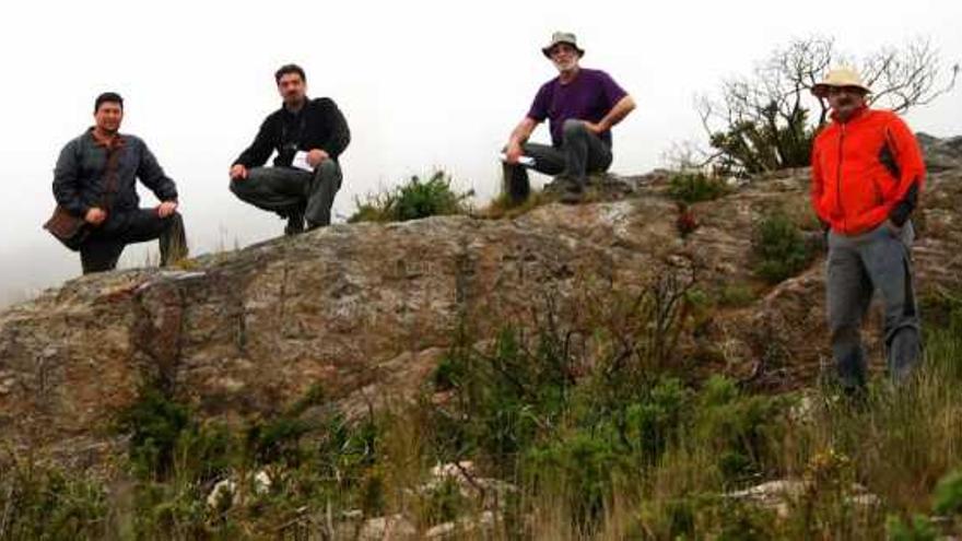 Membros de Capitán Gosende encol da Laxa das Buratas (en Alfonsín de Presqueiras).