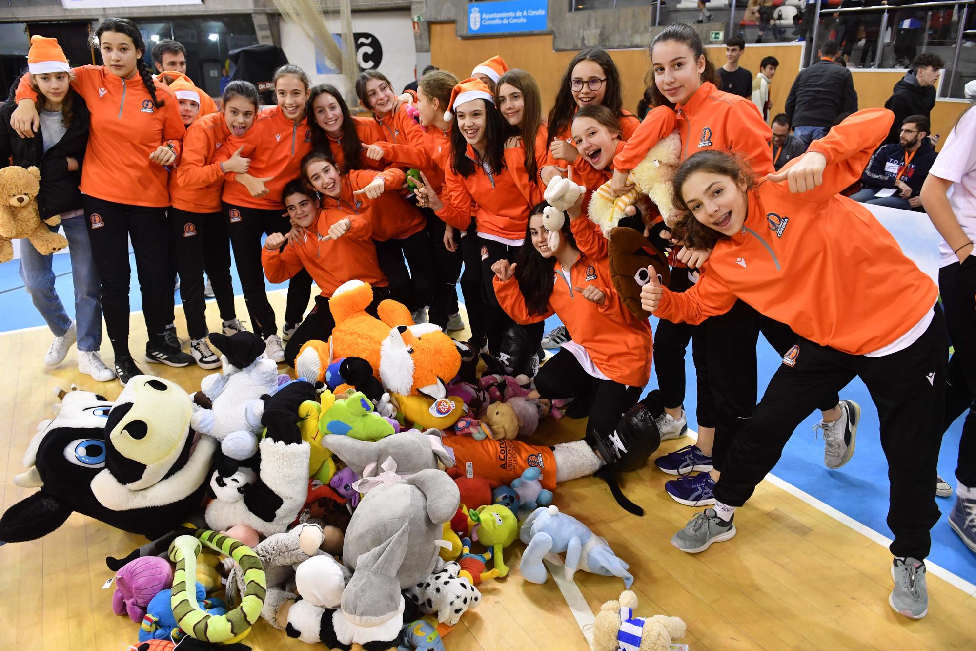 Lluvia de peluches en el partido del Leyma Coruña