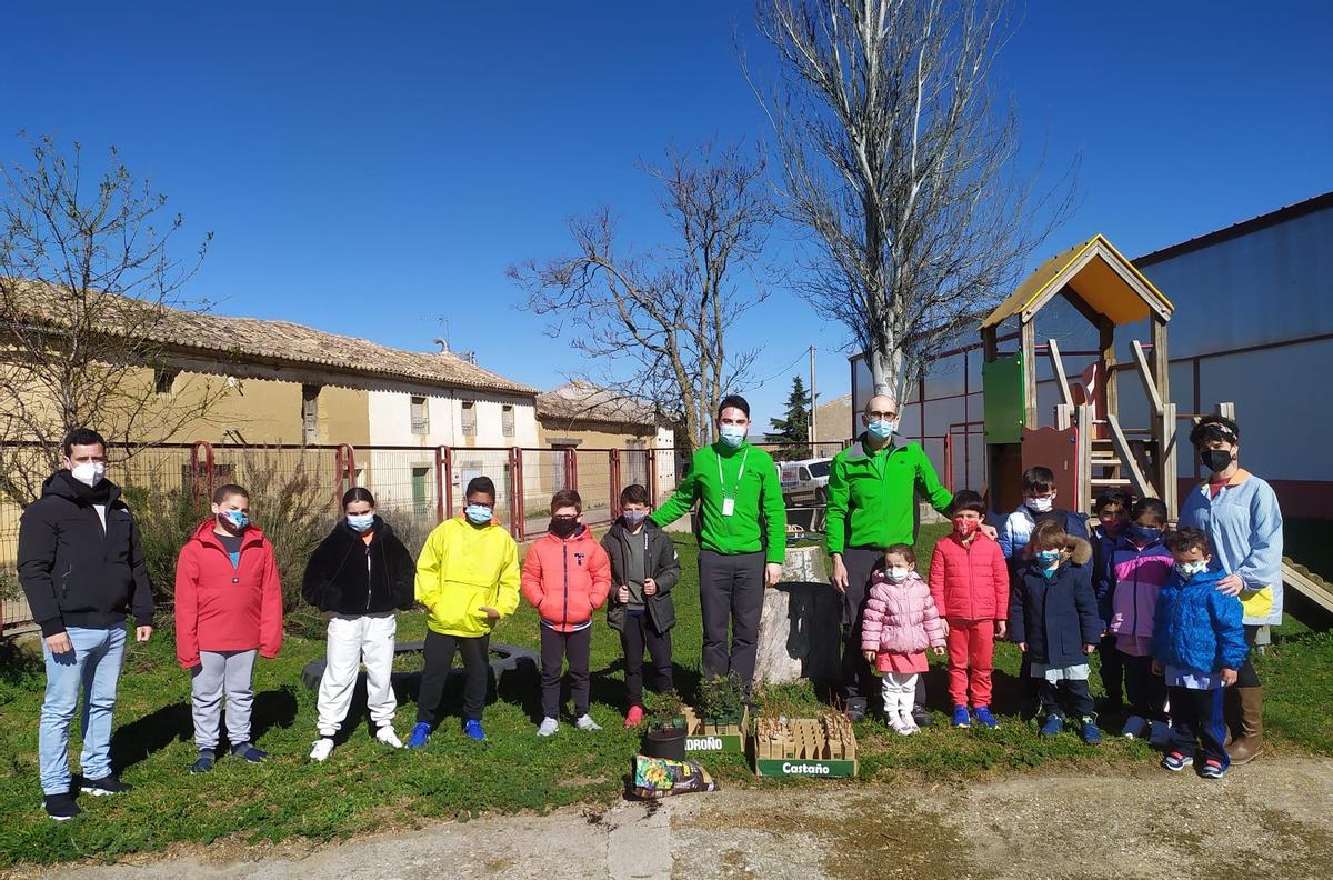 Trabajadores de Leroy Merlin posan con estudiantes y docentes del colegio