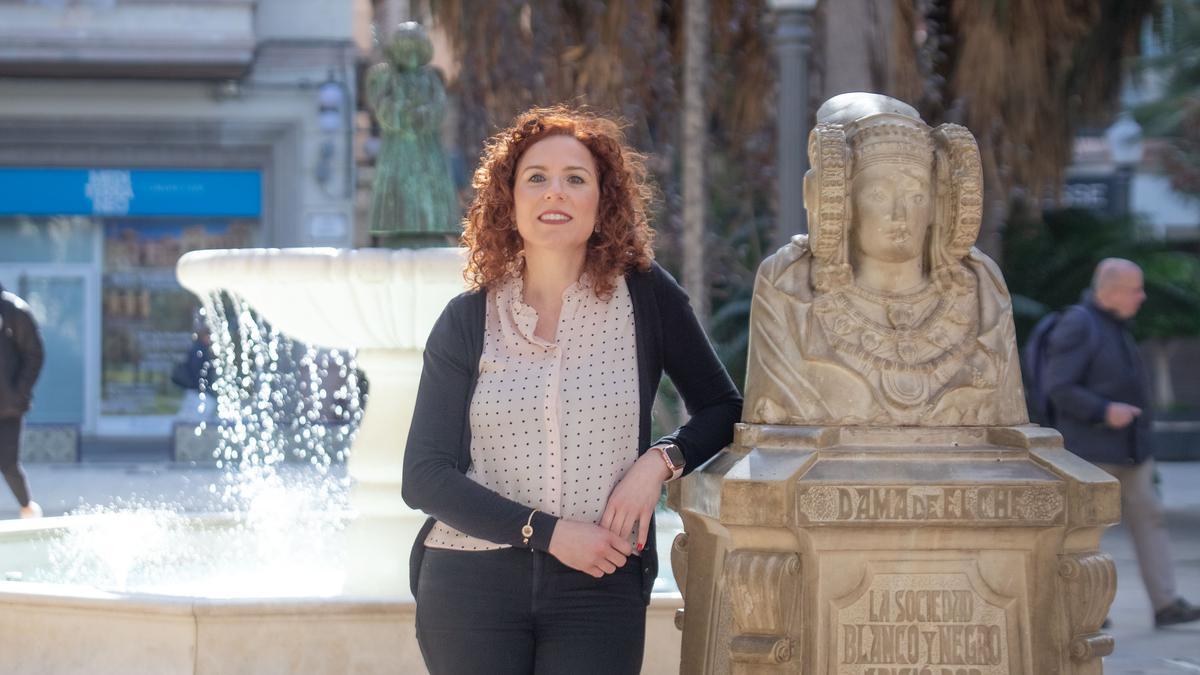 La investigadora ilicitana Laura Campello posa en la Glorieta para la entrevista.