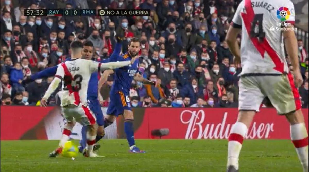 Roja perdonada a Casemiro por esta entrada a Óscar Valentín ante el Rayo Vallecano Roja perdonada a Casemiro por esta entrada a Óscar Valentín ante el Rayo Vallecano