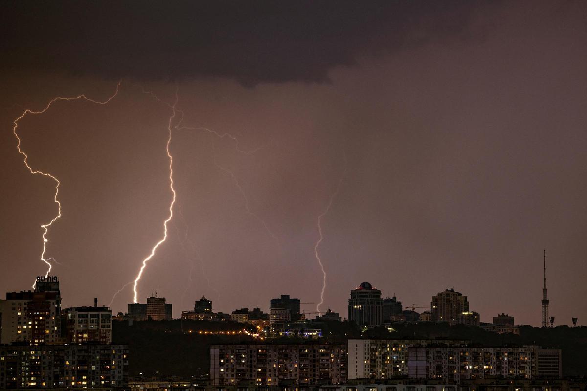 Una tormenta eléctrica descarga rayos sobre Kiev.