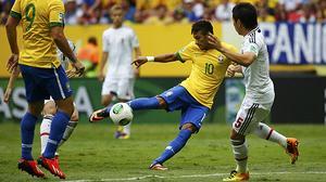 El davanter brasiler marca el primer gol de la Confederacions en el minut 3. Ho fa amb la cama dreta, després d’una bona cessió de Fred.