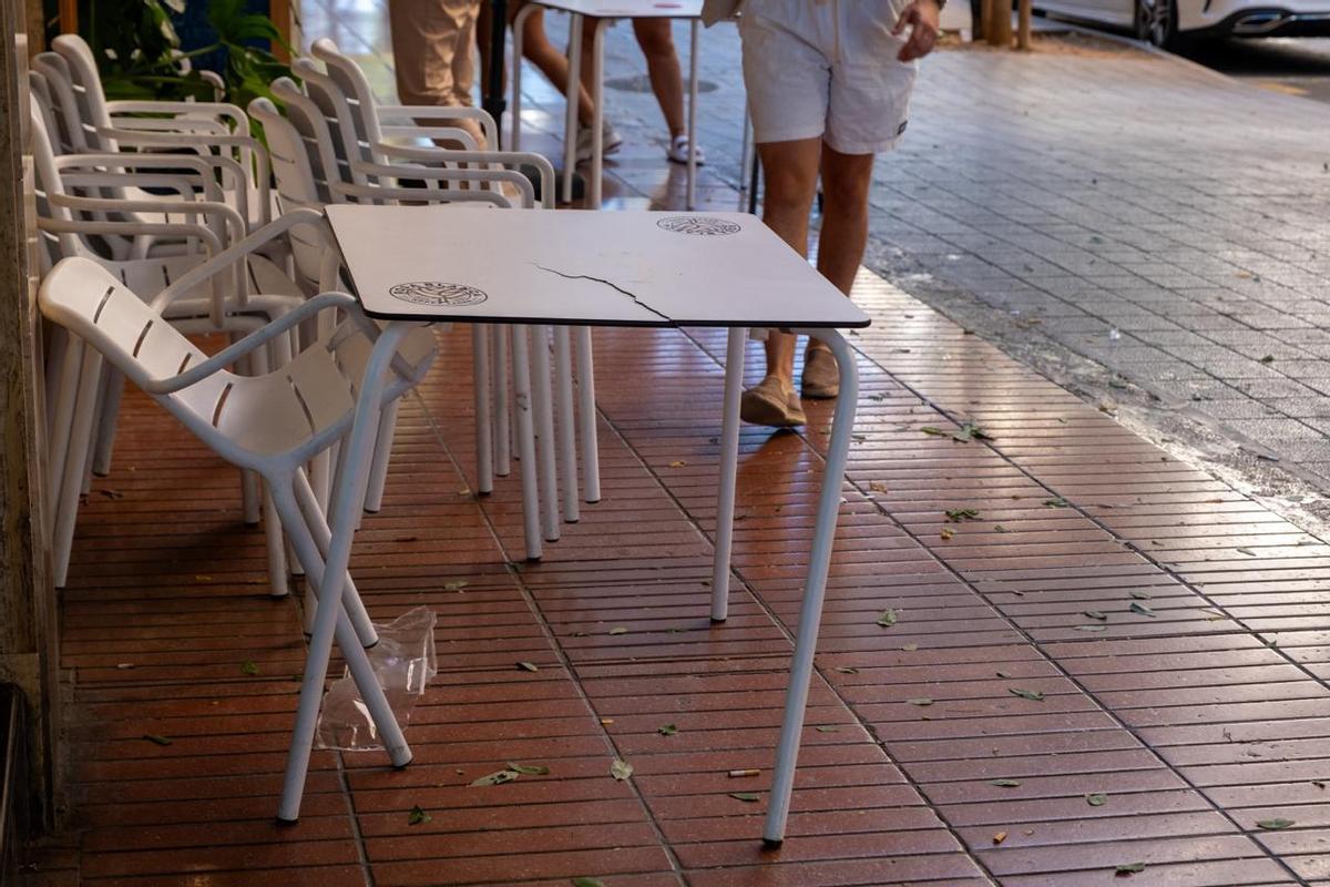 Dos heridos al caerles encima un suicida que se lanzó de un piso doce en Palma