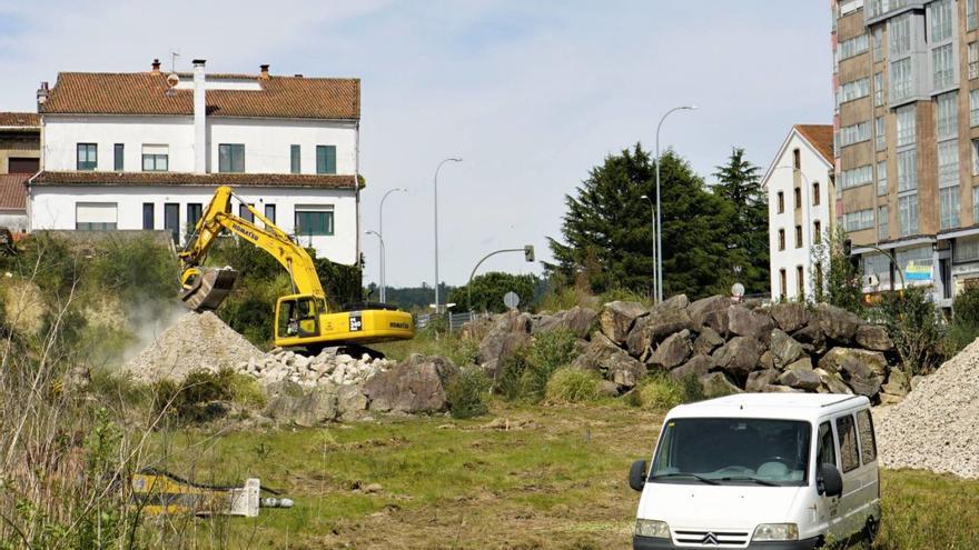 Una excavadora trabajando durante la jornada de ayer en la parcela situada en la zona del antiguo Cine Avenida  / |  J. PRIETO