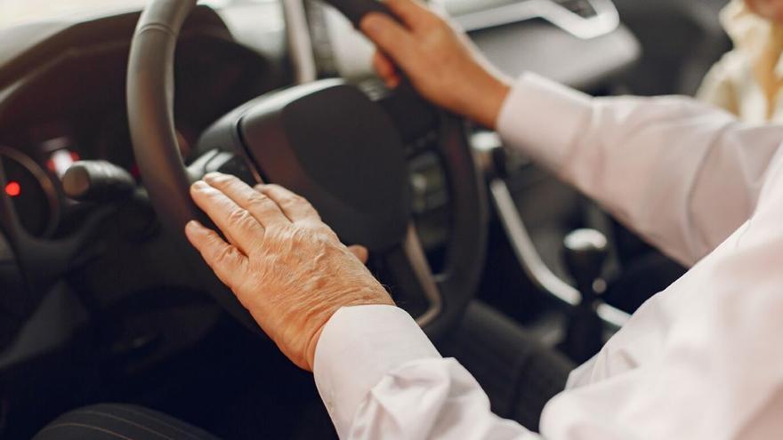 La DGT aclareix si retirarà el carnet de conduir als més grans de 65 anys