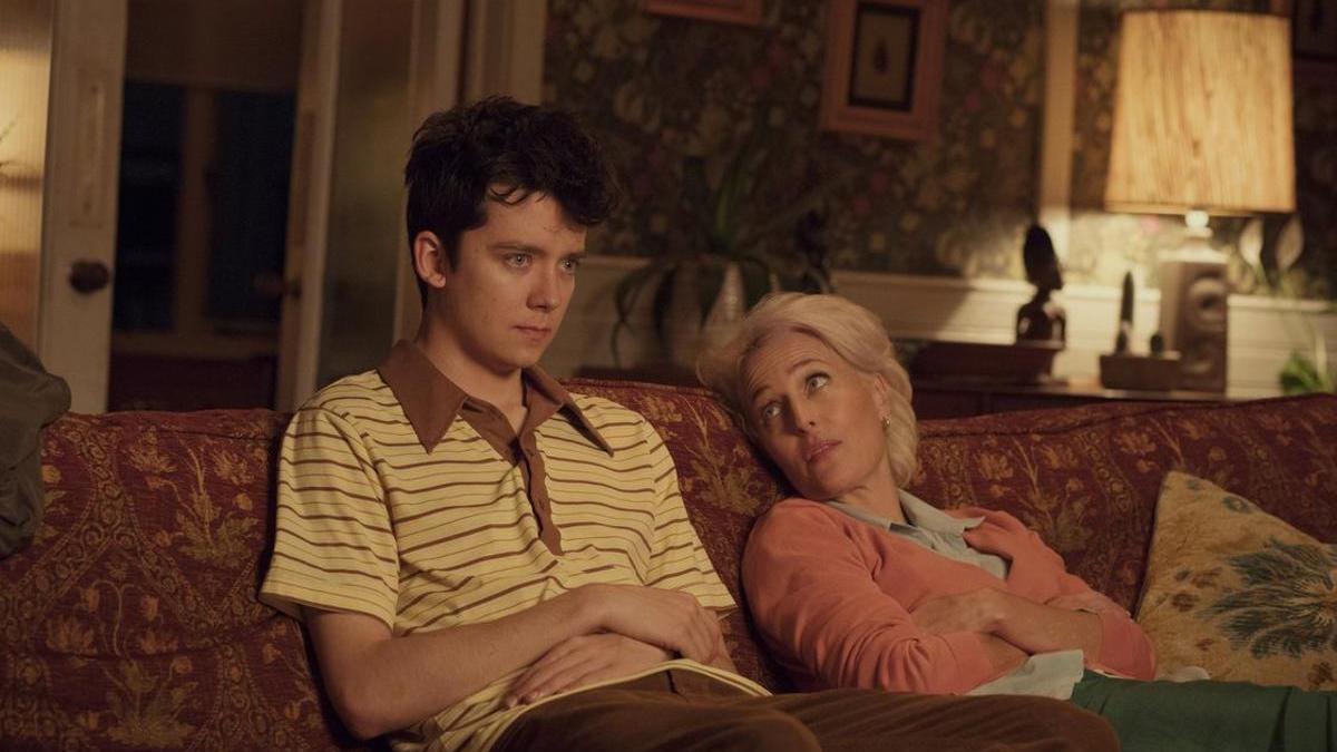 Gillian Anderson y Asa Butterfield, madre e hijo en la serie ’Sex Education’.